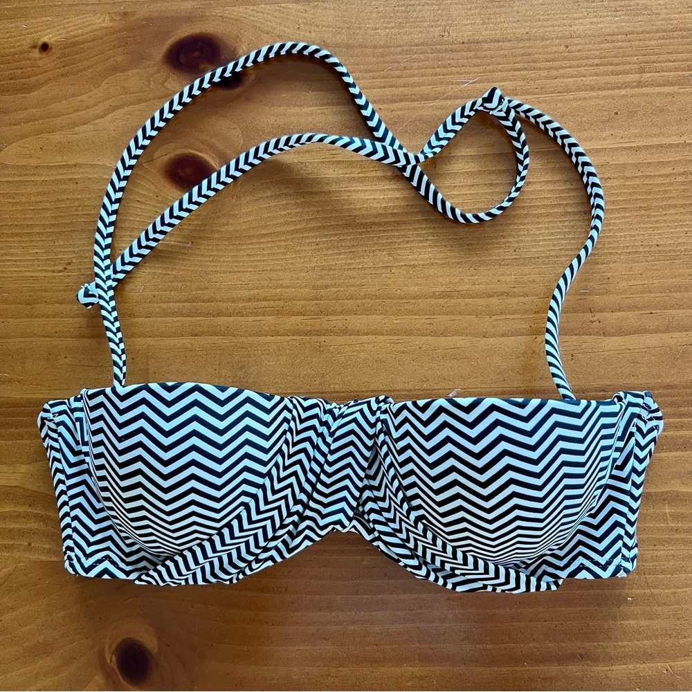 Xhiliration Black & White Chevron Stripe Bikini Top, Size M